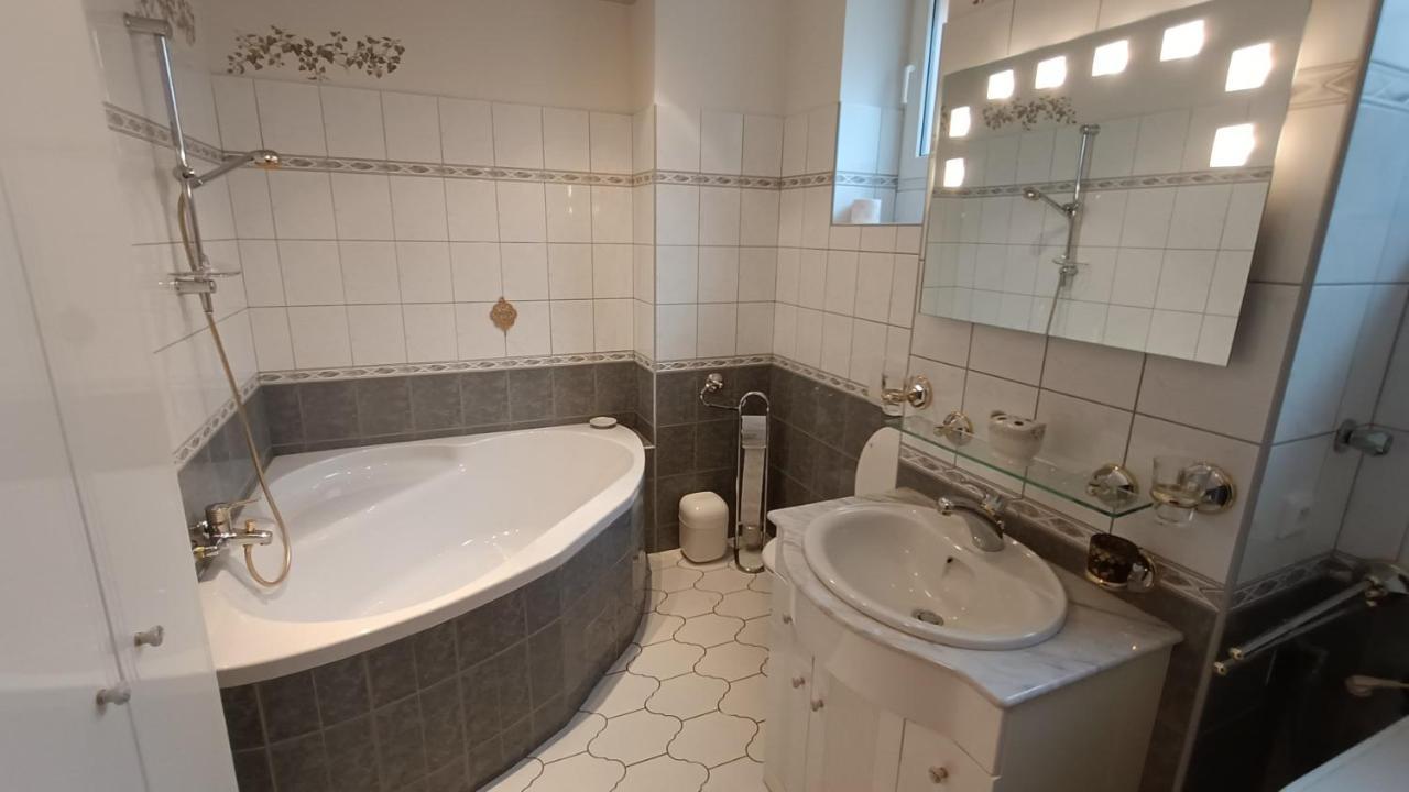 Apartments Stubsi With Colonnade View Карлови Вари Екстериор снимка