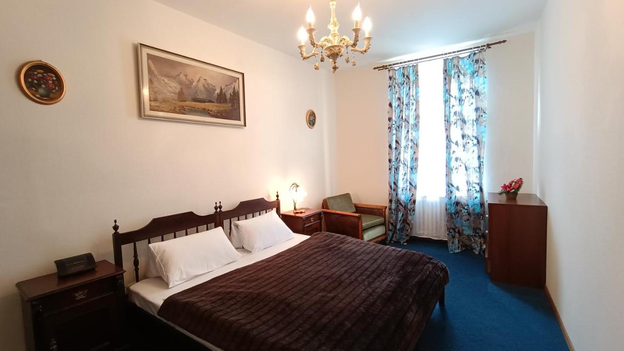 Apartments Stubsi With Colonnade View Карлови Вари Екстериор снимка